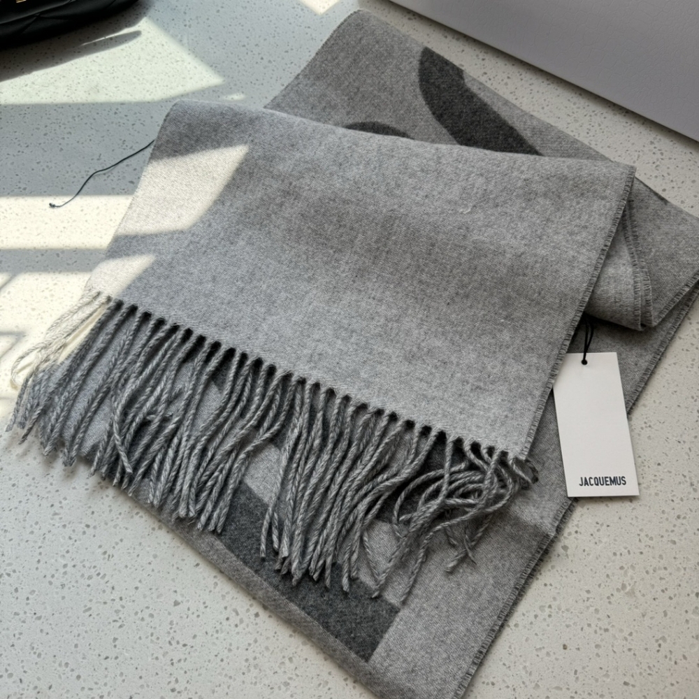 jacquemus grey scarf
